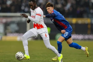 POLUVREME - Kanute ''pocrveneo'', Partizan ima igrača više, ali Nišlije odolevaju